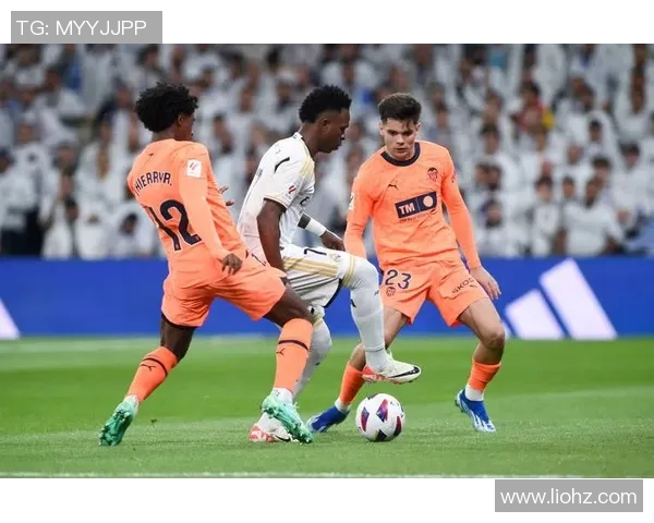 格拉纳与巴伦西亚的激烈对决揭示西甲新赛季的竞争格局与球队实力对比