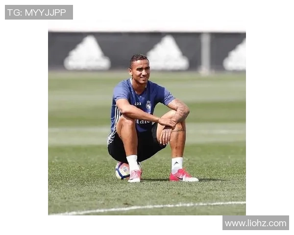 达尼洛在足球场上的传奇旅程与成长故事揭秘